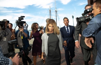 lori loughlin and husband agree to plead guilty in college admissions scam